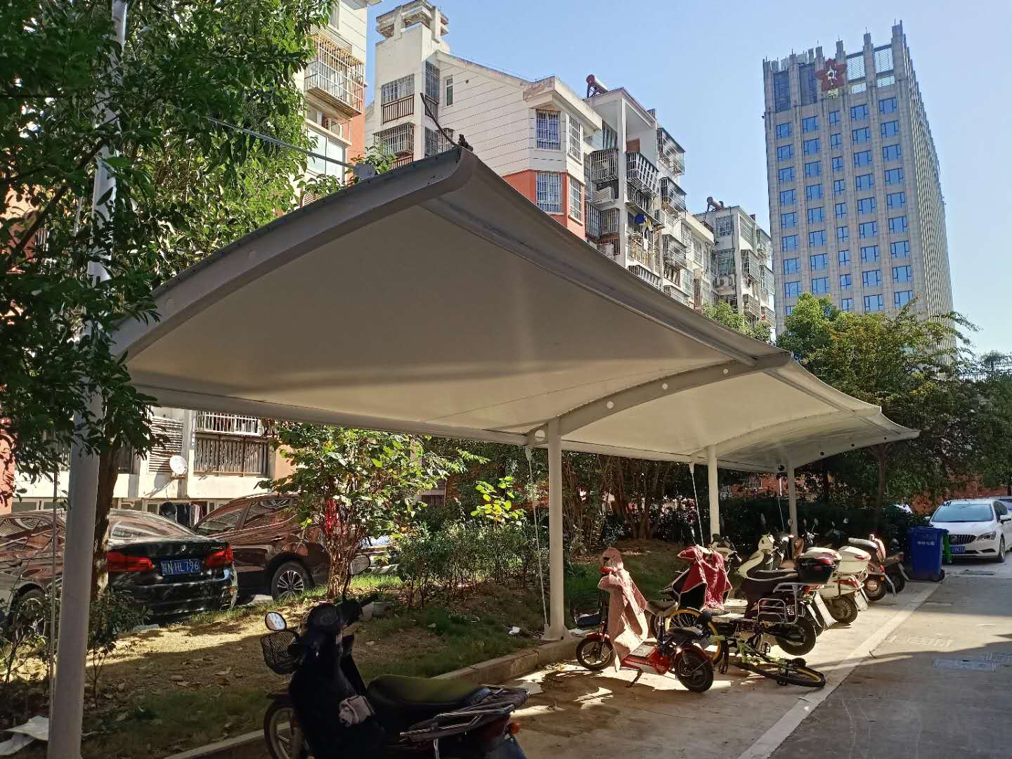 張拉膜結(jié)構(gòu)電動車棚 張拉膜結(jié)構(gòu)電動車棚