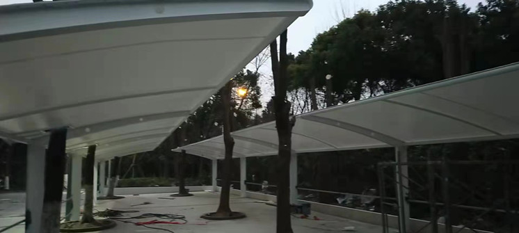 上海綠地7字形膜結(jié)構(gòu)車棚 上海綠地7字形膜結(jié)構(gòu)車棚